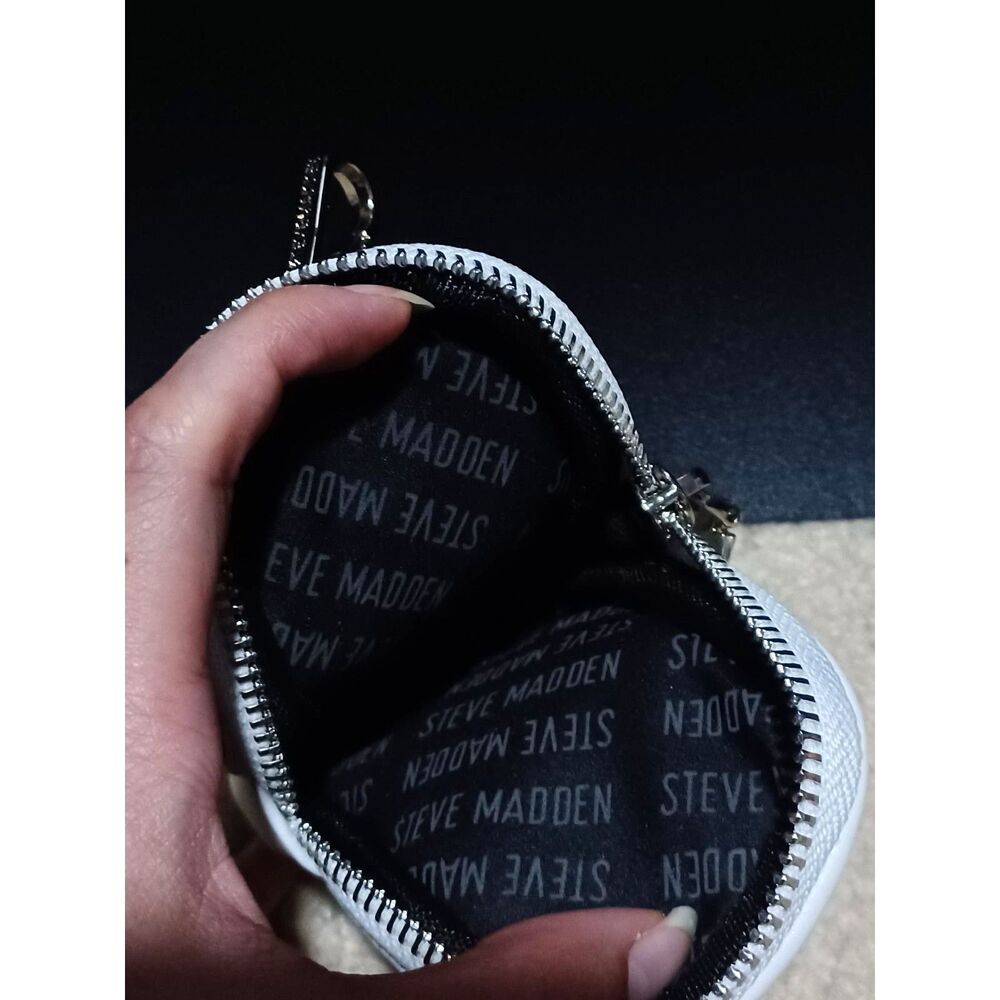 STEVE MADDEN White Keychain Pouch w/ Silver Clip - Picture 4 of 4